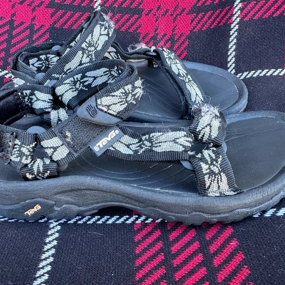 GUC Teva Kids Sandals Size 5‎